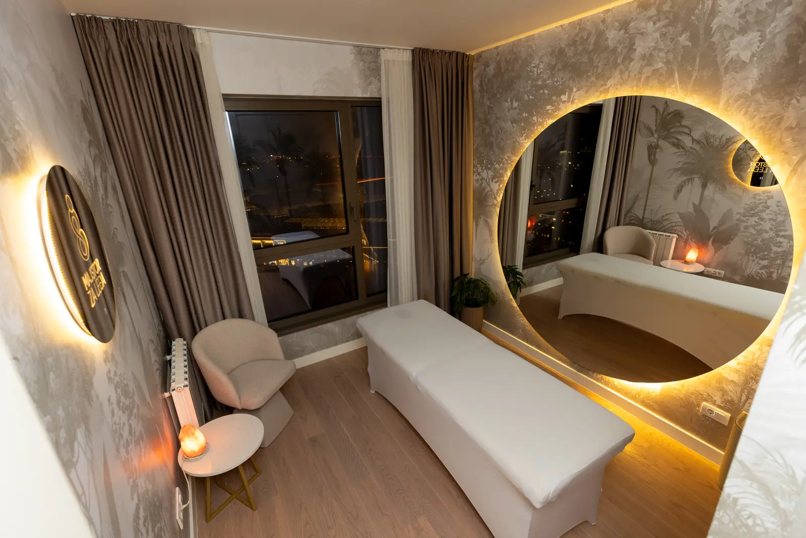 Sala za masažu sa osvetljenim ogledalom noću