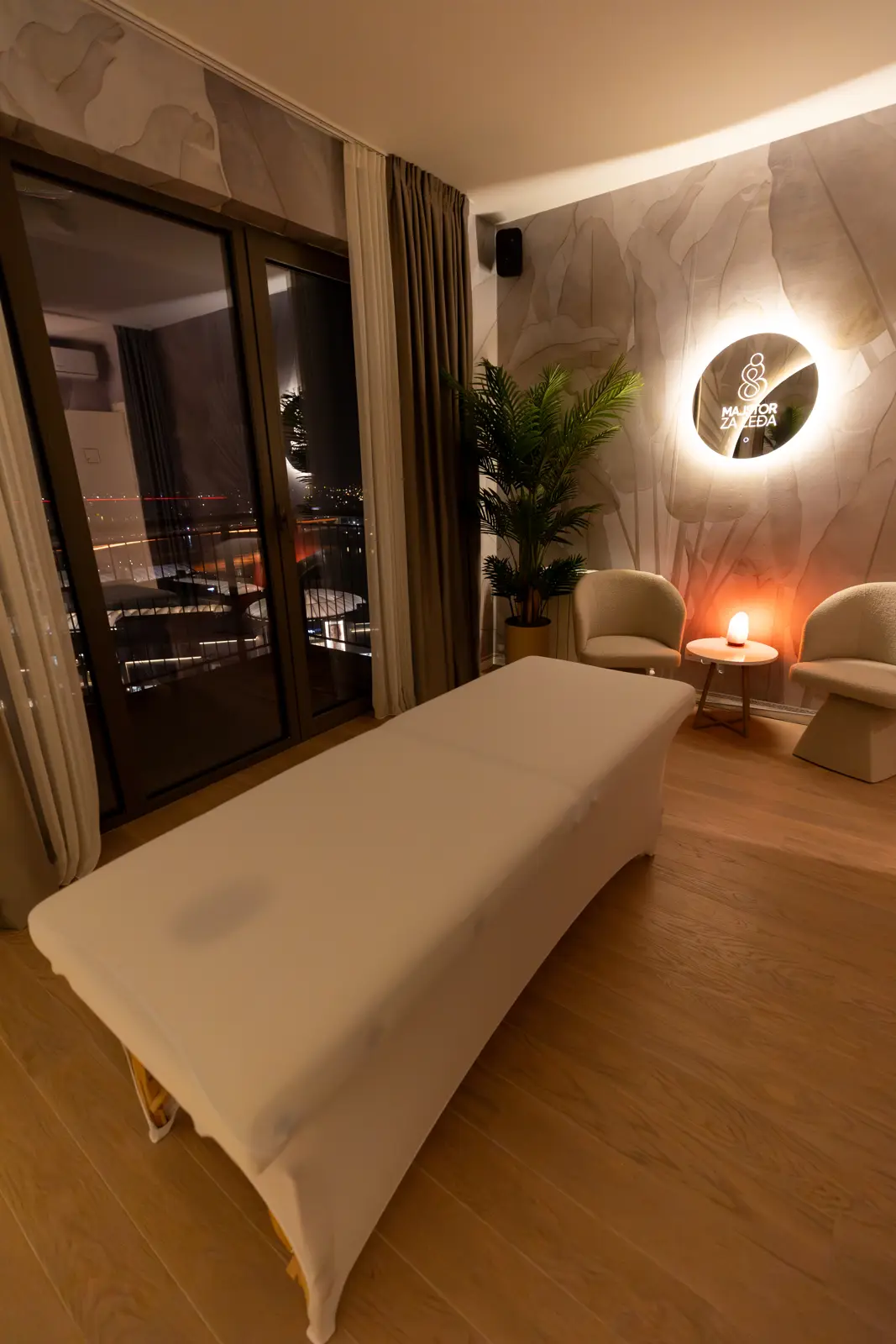 Sala za tretmane sa pogledom na Beograd noću